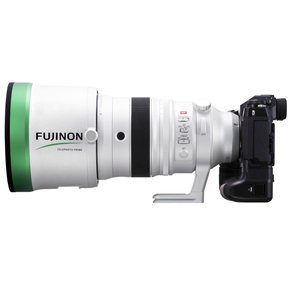 Weather the storm, brave the terrain, and experience a new level of excellence with XF200mmF2 R LM OIS WR, a super telephoto lens that will let you feel part of the action, but still leave you with an easy escape route for the moments that get too intense