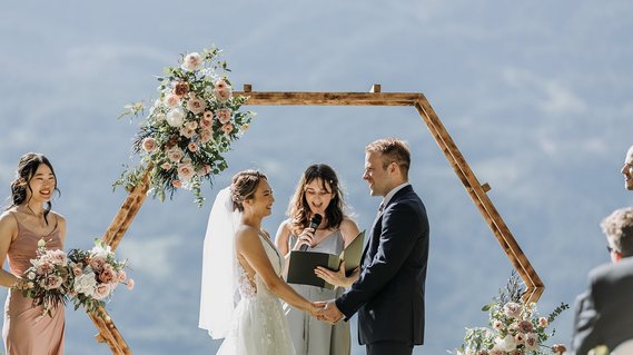 Wedding ceremony at Furry Creek Golf Course
Squamish officiant
Photography: Leah Kathryn