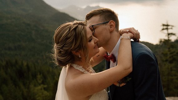 wedding celebrant in Squamish BC
Sea to sky gondola wedding
photography: Sarah Hayley