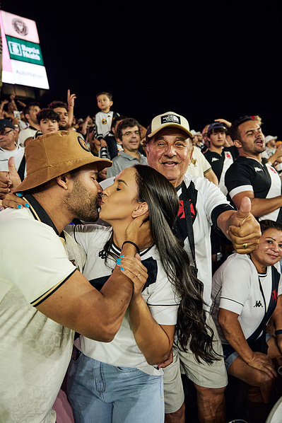 kissing-couple-game-fans-shot-by-matthew-stansfield
