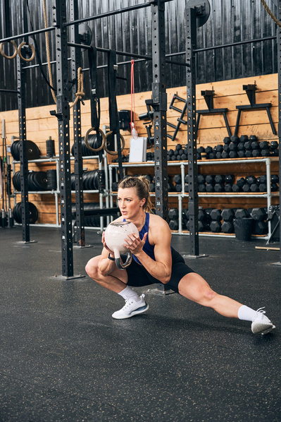 girl-athlete-gym-lunge-kettle-bell-shot-by-matthew-stansfield
