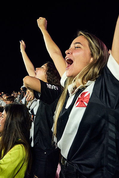 girls-cheering-game-fans-shot-by-matthew-stansfield