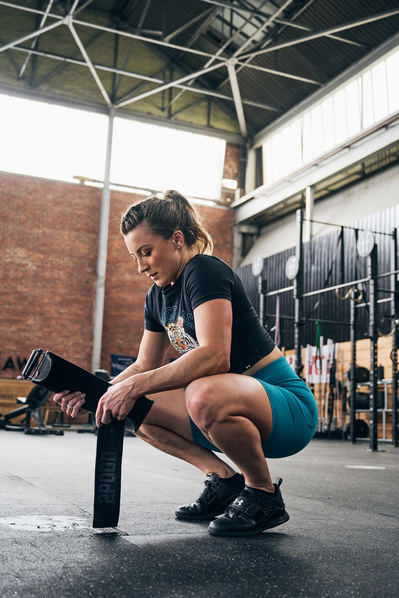 girl-athlete-gym-fitness-resting-shot-by-matthew-stansfield