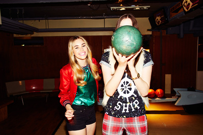 girls-fun-bowling-alley-laughing-shot-by-matthew-stansfield