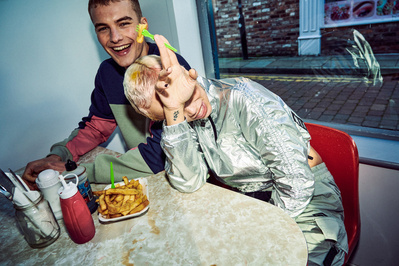 couple-cafe-chips-laughing-table-shot-by-matthew-stansfield