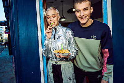 couple-chippy-chips-takeaway-eating-shot-by-matthew-stansfield