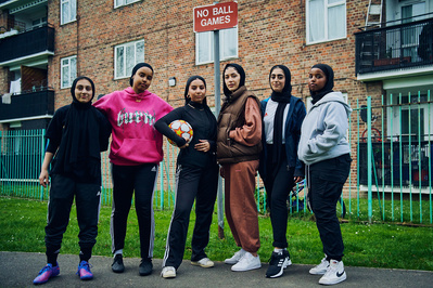 team-muslim-girls-footballers-hijabs-shot-by-matthew-stansfield