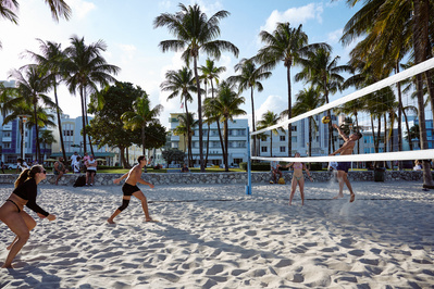 friends-game-volleyball-palm-beach-shot-by-matthew-stansfield