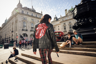 girl-leather-jacket-piccadilly-steps-rolling-stones-photography-by-matthew-stansfield