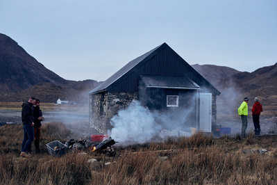 isle-of-skye-bothy-friends-smoke-fire-photography-by-matthew-stansfield