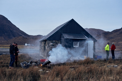 isle-of-skye-bothy-friends-smoke-fire-photography-by-matthew-stansfield