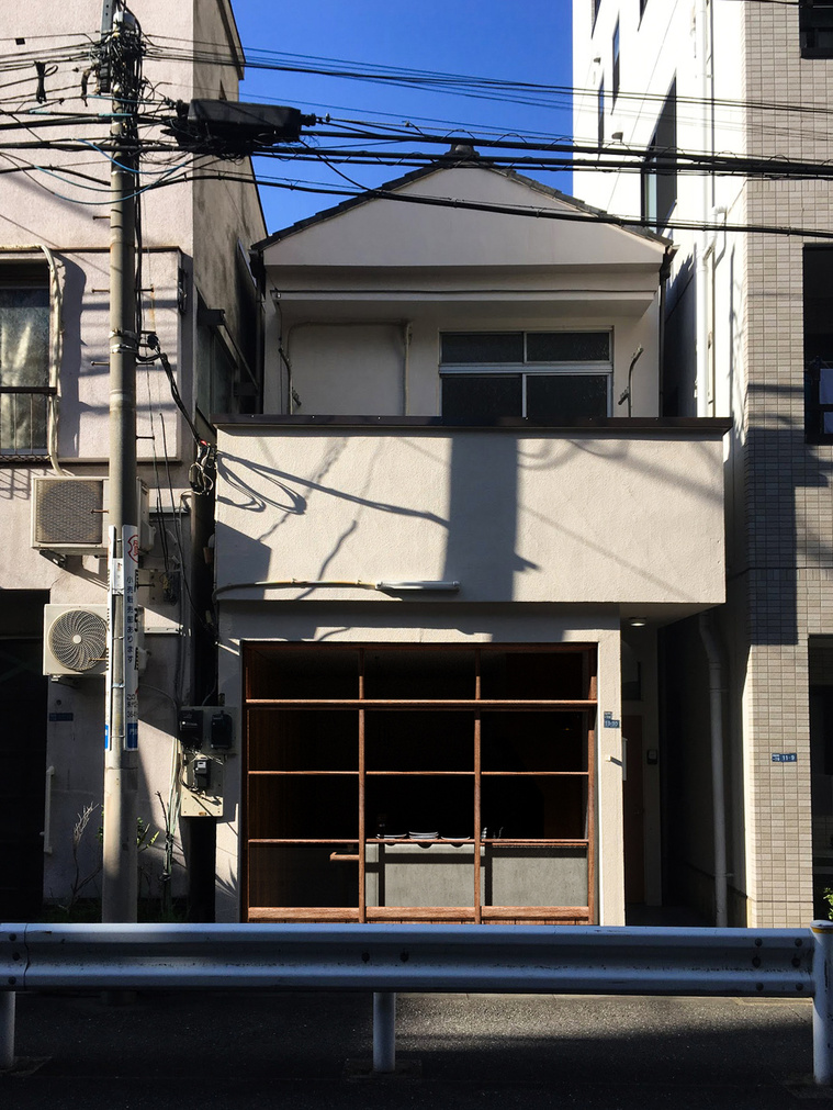 元駄菓子屋だった小さな喫茶店の木製引戸。懐かしさと温かみを感じさせるデザイン。