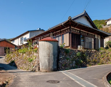 愛媛県にある宿泊施設entohouse。和の要素とモダンなデザインを取り入れたゲストハウス。