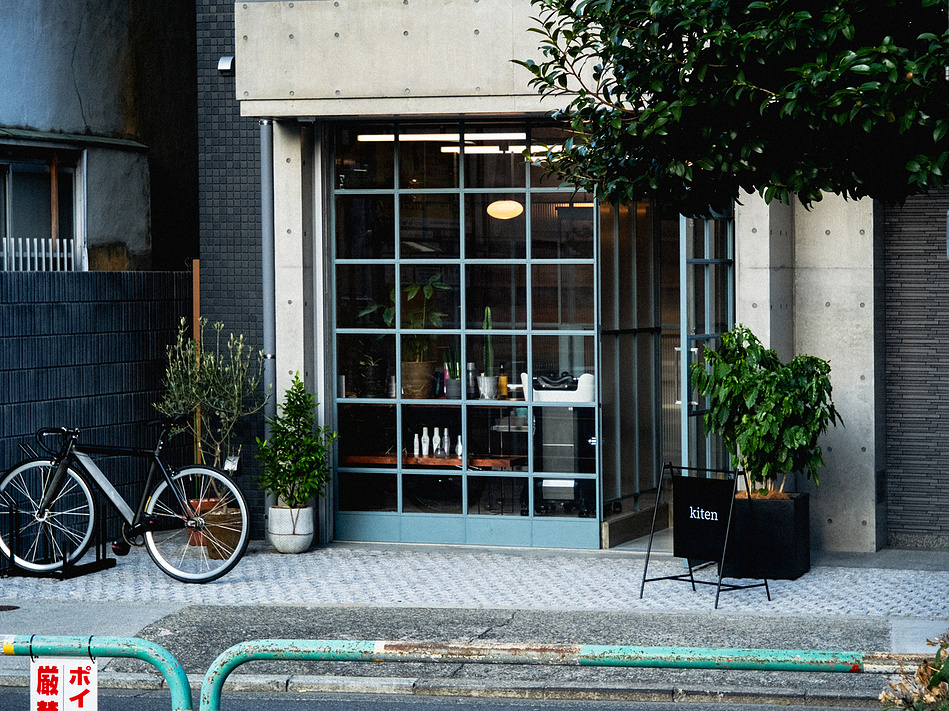 赤羽の住宅街にある美容室の重厚なアイアンファサード。訪問者の意識を次空間へ誘うデザイン
