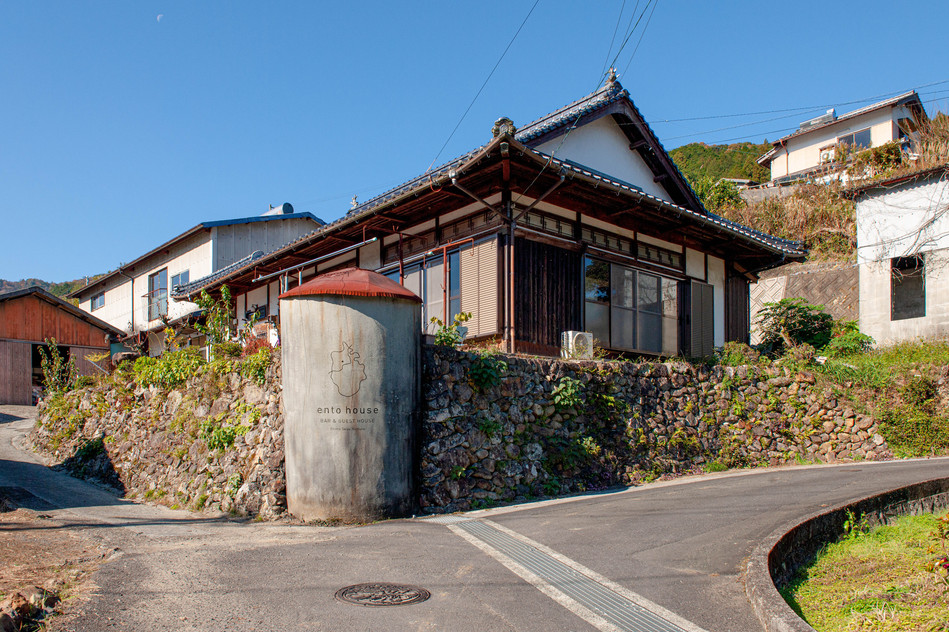 愛媛県西予市にある伝統的な日本家屋のゲストハウス外観。周囲の自然と調和する佇まい