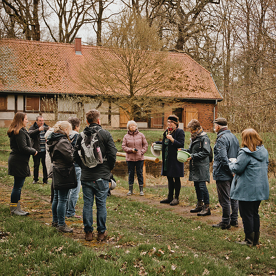Ungestellte Momentaufnahme von einer Kräuterwanderung in Brandenburg, eingefangen von einer Businessfotografin aus Berlin.