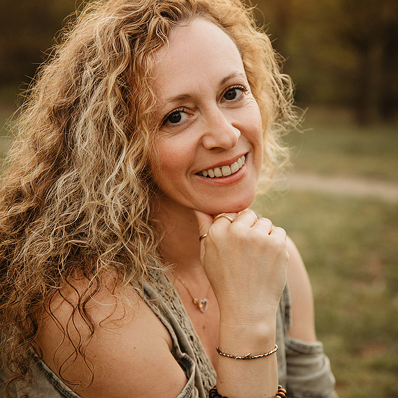 Authentisches Portrait einer selbstständigen Frau mit Coaching-Business beim Personal Branding Fotoshooting in der Natur.