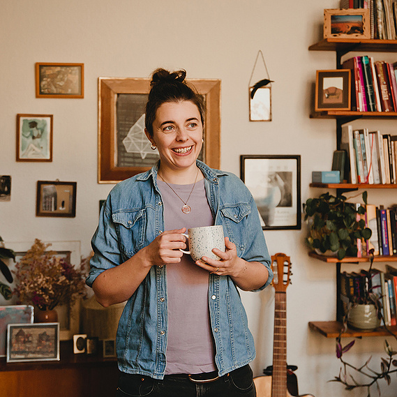 Natürliches Businessportrait von einer selbstständigen Frau während eines Personal Branding Shootings in Berlin.