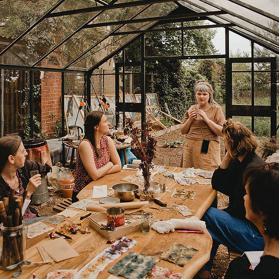 Ungestelltes Eventfoto von einem Bundle Dye Workshop im Gewächshaus der Mayda Blumenfarm in Berlin. 