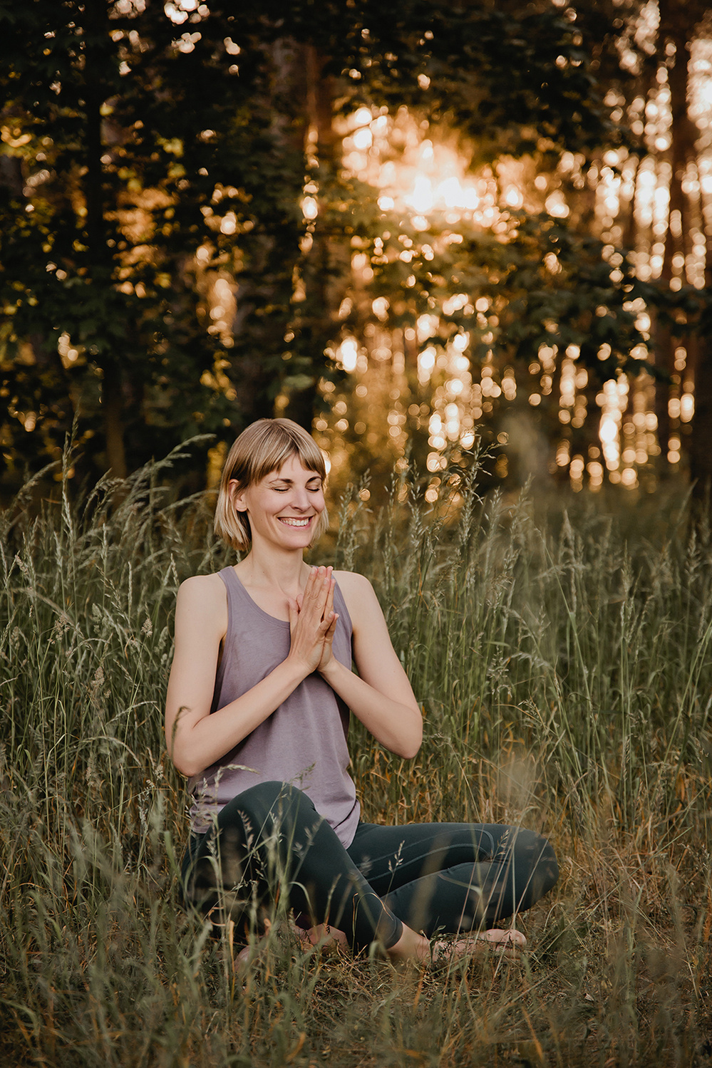 Eine Yogalehrerin posiert vor der Kamera der Businessfotografin aus Berlin für natürliche Personal Branding Fotos. 