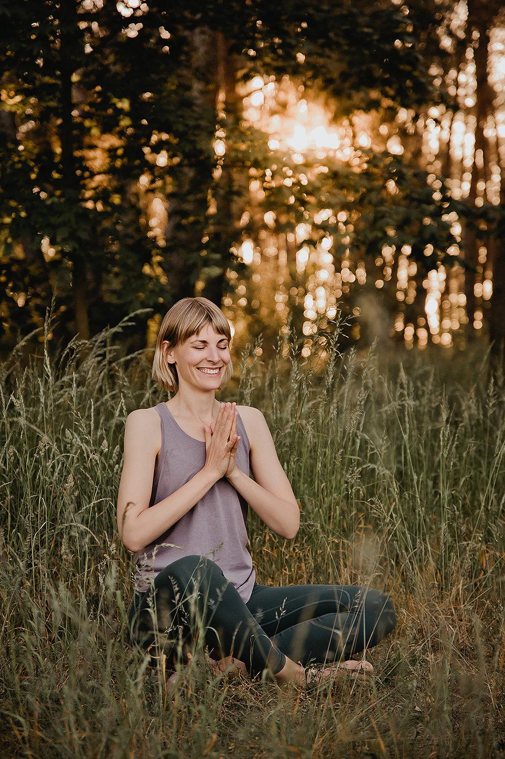 Eine Yogalehrerin posiert vor der Kamera der Businessfotografin aus Berlin für natürliche Personal Branding Fotos. 