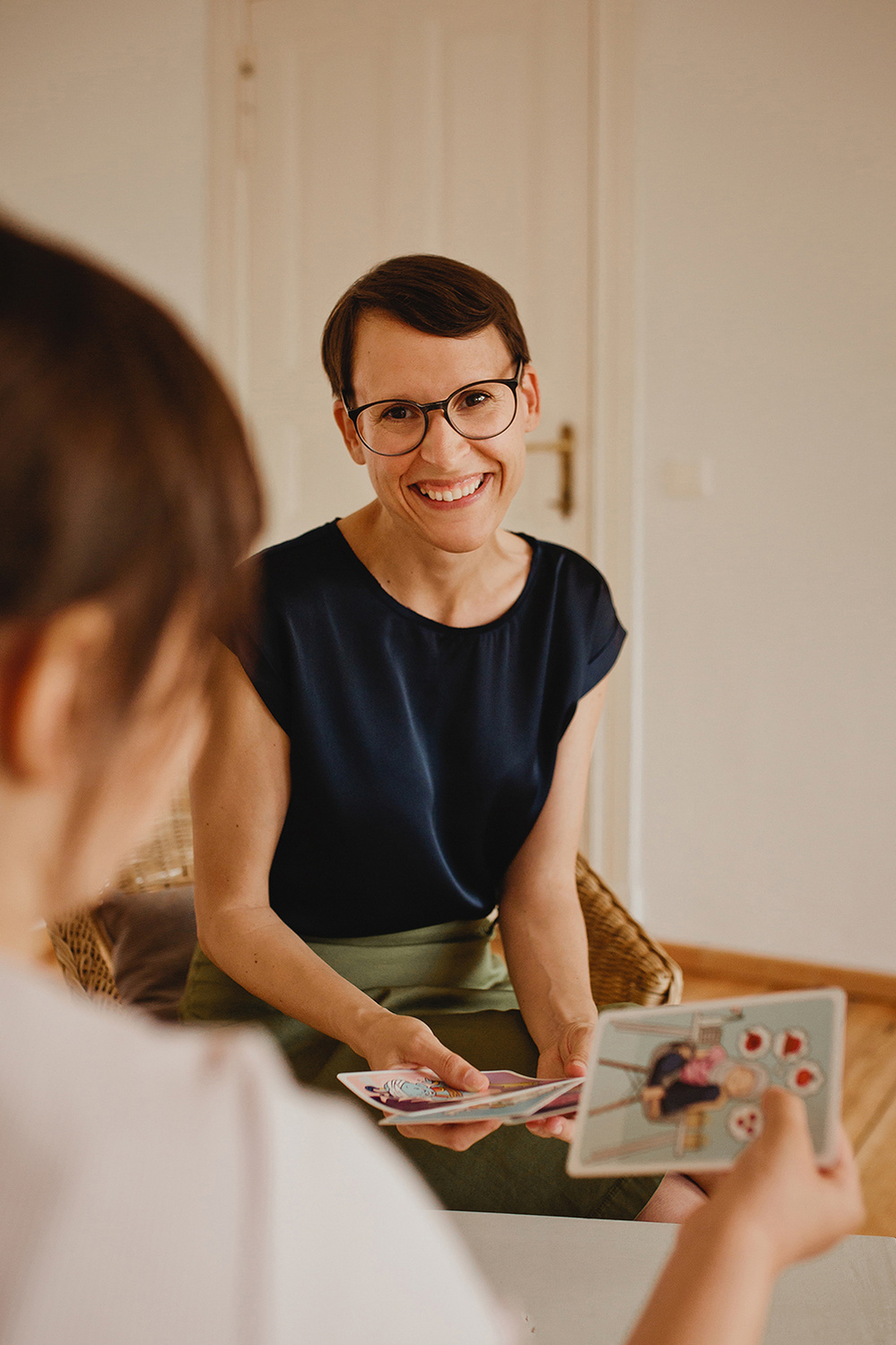 Authentisches Businessportrait in Berlin von einer Therapeutin bei ihrer Arbeit mit einem Kind.