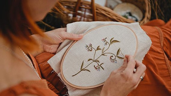 Detailaufnahme von einer Businessreportage in Berlin Brandenburg mit einer Designerin für Stickvorlagen.