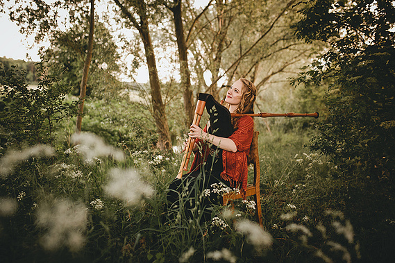 Verträumtes Künstlerportrait in der Natur von einer Berliner Musikerin mit Dudelsack.