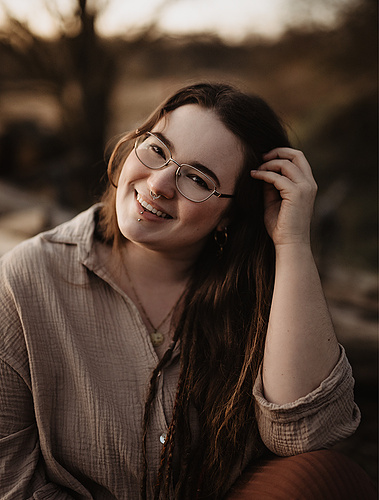 Die Businessfotografin Stefanie aus Berlin lächelt bei einem Fotoshooting im Abendlicht in die Kamera.
