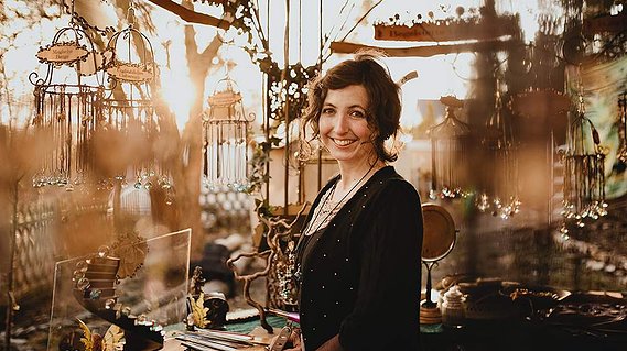 Natürliches Business Portrait einer Schmuckdesignerin aus Berlin in ihrem Marktstand.