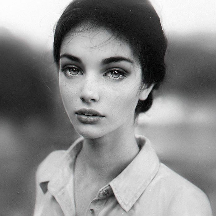 A black and white photorealistic portrait created by Iraki Nadar.