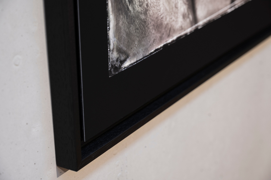 DIGIGRAPHIE EPSON COTTON SMOOTH NATURAL 300 gr

CONTRECOLLAGE DIBOND 3mm 

MONTAGE SUR CAISSE AMÉRICAINE BOIS NOIR AVEC REHAUSSE 78x103 cm