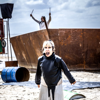 Oerol 2022. Theater, zon, zee en strand. Genieten van de rust op Terschelling en genieten van een drankje. 