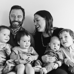 Family of 6 cuddled together with twins