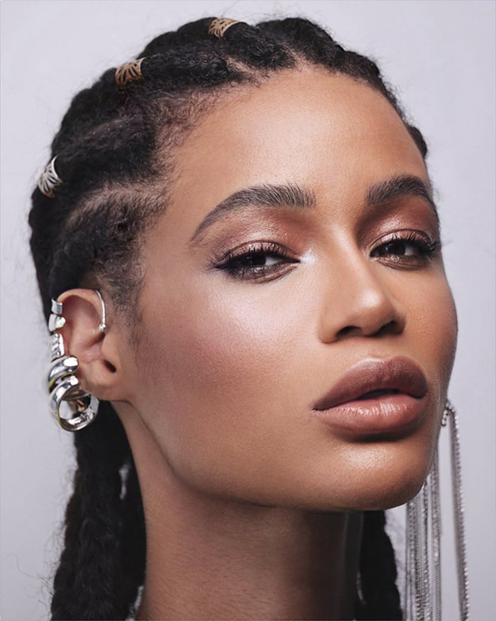 Head held high, she rules without a throne.
Her sideways gaze cuts through, weighs, questions.
One earring — the mark of a silent warrior.
She’s not here to please — she observes.
Modern majesty, between strength and mystery.
