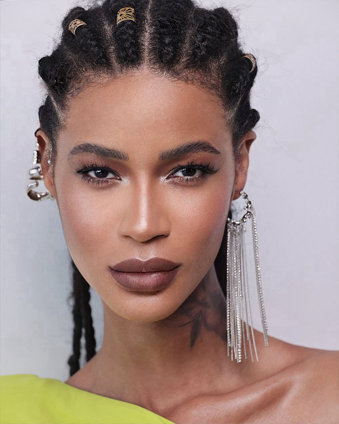 There is no shout — only a silence that commands.
Elegance whispers, and attitude speaks.
In this pose, she claims her space.
No noise needed to exist with majesty.
Boldness is written in the details.