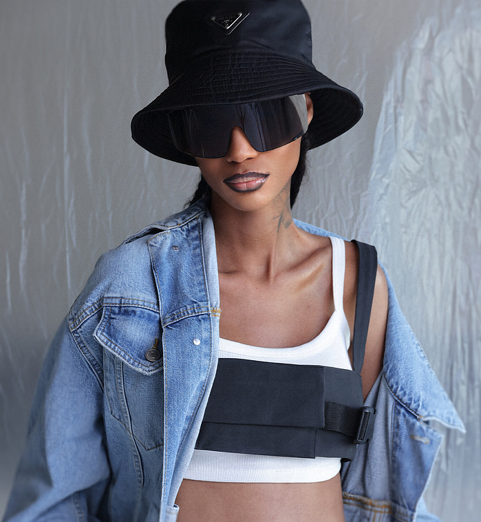 The hat draws the mystery, the glasses set the tone.
Her gaze escapes the lens, but the aura remains.
Every detail affirms a carefully built allure.
Head turned, spirit present, style undeniable.
It’s not a pose — it’s an attitude.