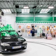 popup store, black car, inflatable crocodiles, market, tarp bags, metal display,  bleu mode, lacoste