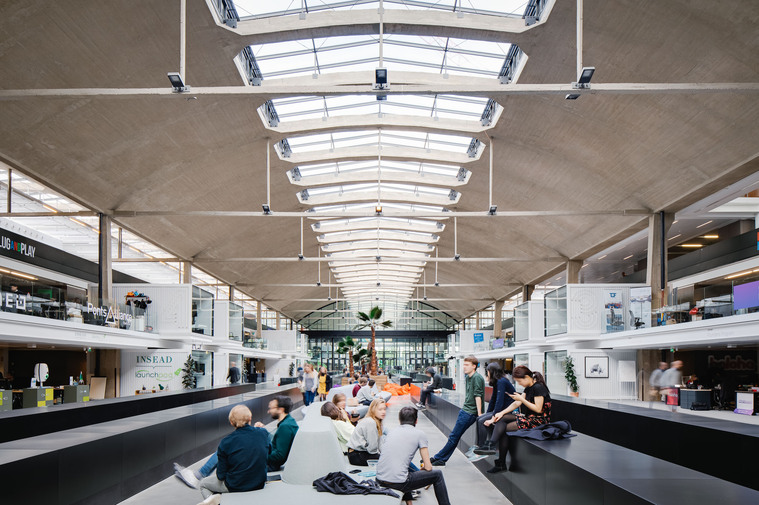 station f, ground floor, central aisle, lunch break, people, startup, architecture, black ledges, 