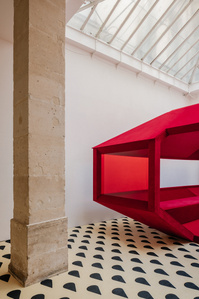 red velvet diamond shaped jewel box set in a typical Parisian art gallery.
