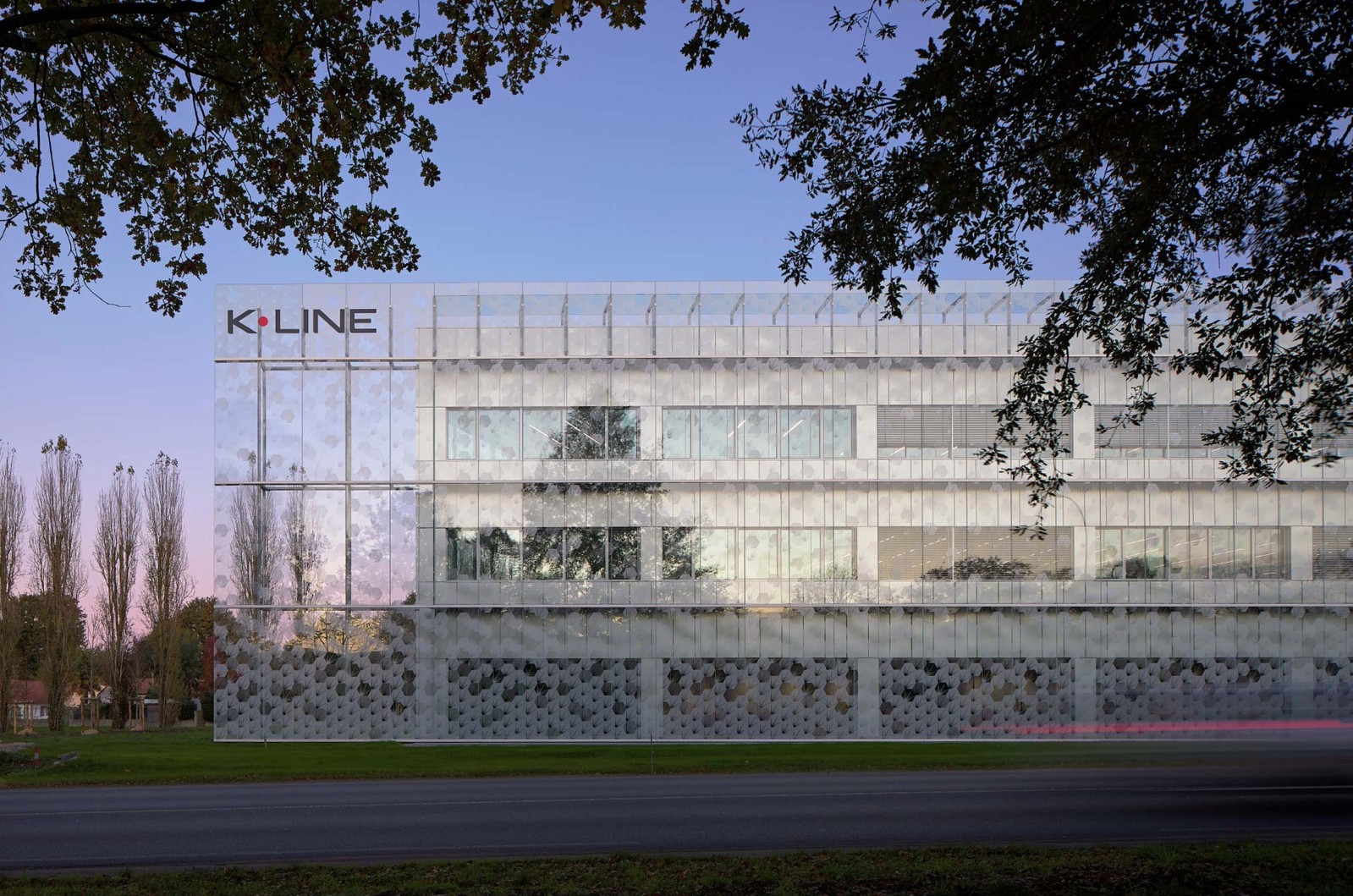 Direction Artistique / Création originale du motif de la façades des bureaux de K-Line, aux Herbiers, en Vendée. Réalisation en collaboration avec l’agence d’architecture nantaise AIA Life Designers.