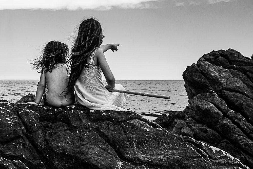little sister and brother looking at the sea.
Manuela Franjou family Photography