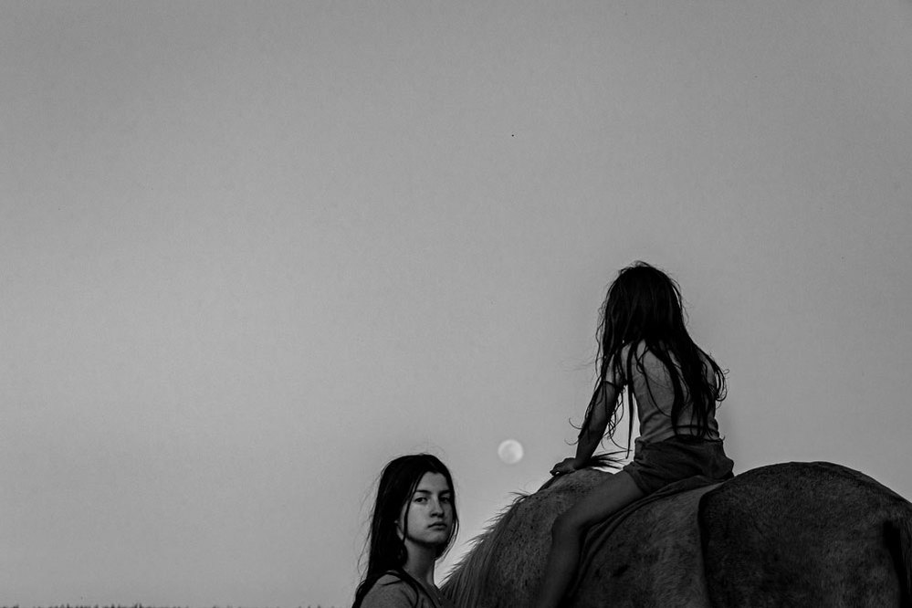 black and white photography, two sister and the moon. Manuela Franjou family Photography