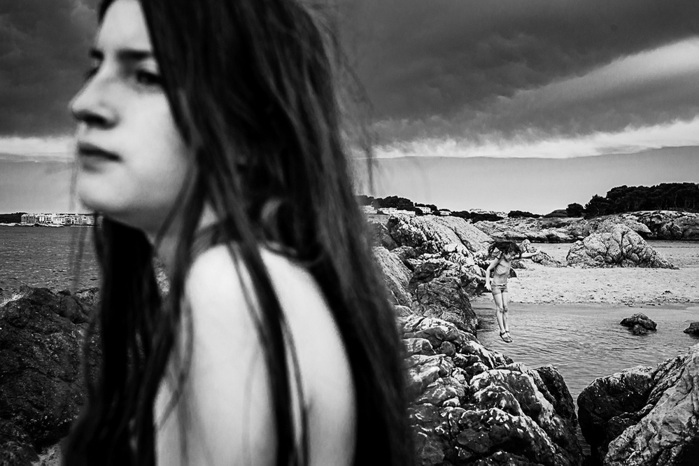 black and white photography, sisters at the sea. Manuela Franjou family Photography