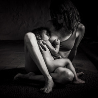 Mamá dando el pecho a su hijo pequeño de manera intima, girona, cataluña, españa