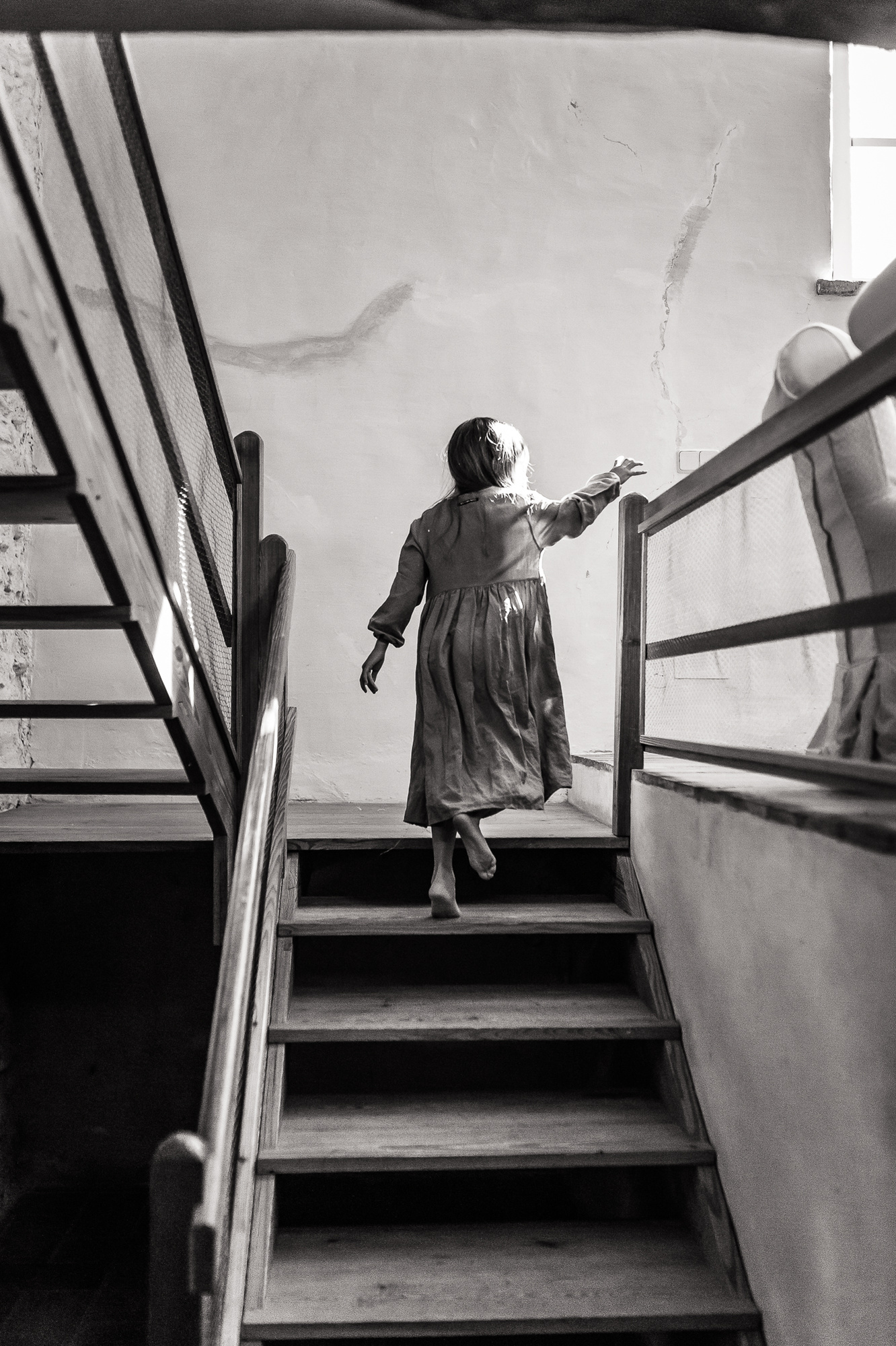niña subiendo la escalera de su Masia en la Bisbal, baix Empordá, cataluña