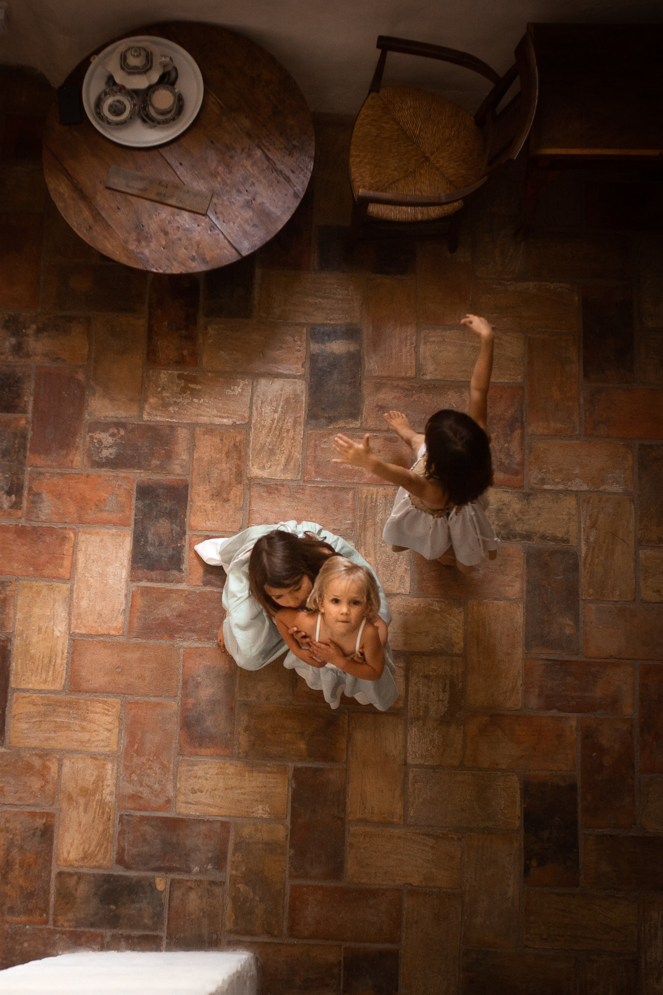 hermanas bailando en su masia en la Bisbal, cataluña. 