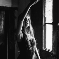 niña practicando ballet en su casa de Olot, cerca de una ventana, Catalunya, 