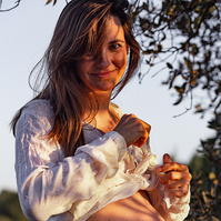 fotografía de barriga de embarazada  de 38 semanas, en los campos floridos de Pla de l'Estany, en girona, españa.