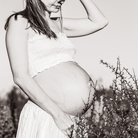 fotografía de embarazo  de 38 semanas, en los campos floridos de Pla de l'Estany, en girona, españa.